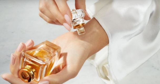 Perfume oil vs. Perfume spray: Which is better for your skin?