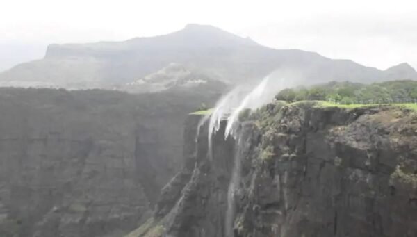 3 interesting waterfalls that flow backwards